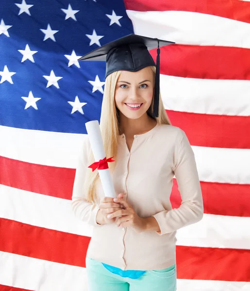 Studente in berretto di laurea con certificato — Foto Stock