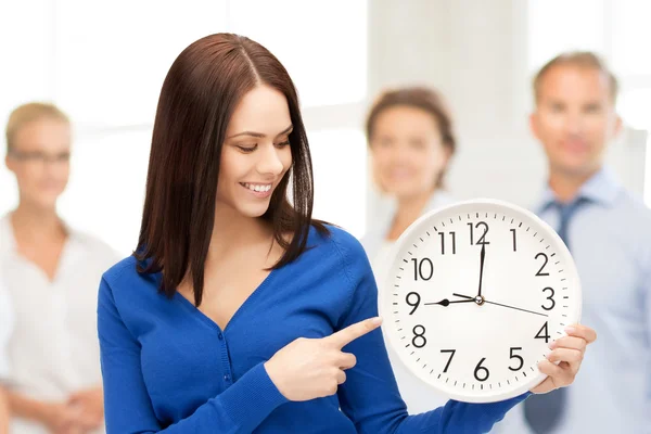 Mujer sosteniendo reloj grande —  Fotos de Stock