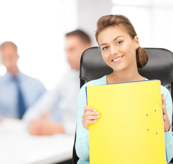 Joven atractiva mujer de negocios con carpetas — Foto de Stock