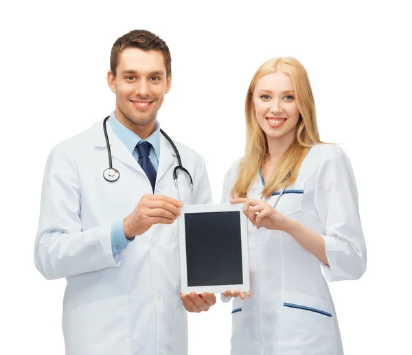 Tablet pc gösterilen genç doktorlar — Stok fotoğraf