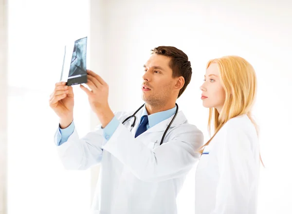 Two doctors looking at x-ray — Stock Photo, Image