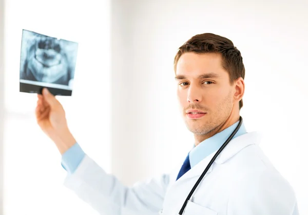 Medico o dentista maschio con radiografia — Foto Stock