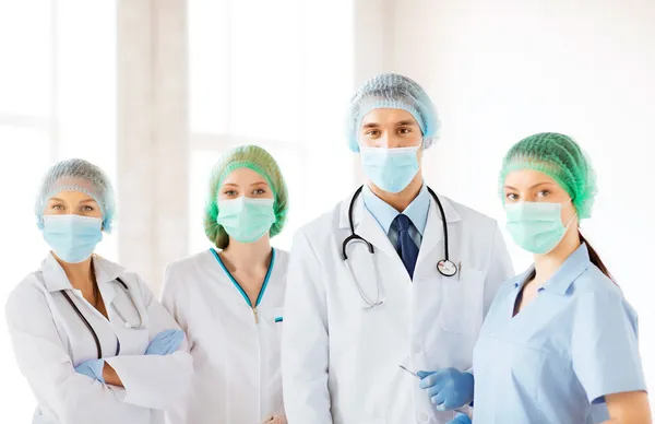 Groupe de médecins en salle d'opération — Photo