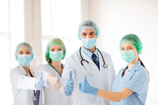 Doktor ameliyathane içinde grup — Stok fotoğraf
