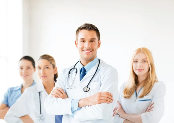 Médico masculino frente al grupo médico — Foto de Stock