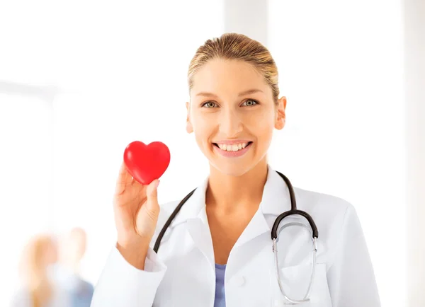 Doctora con corazón —  Fotos de Stock