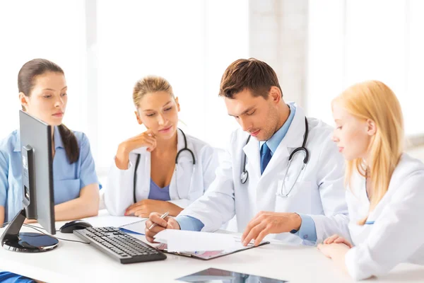 Equipe ou grupo de médicos que trabalham — Fotografia de Stock