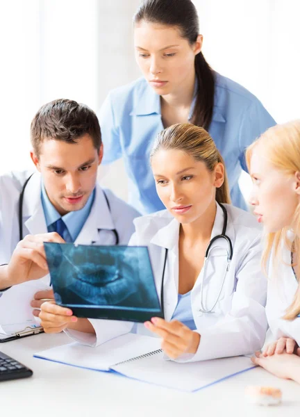 Молодая группа врачей смотрит на рентген — стоковое фото