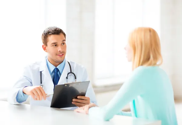 Male doctor with patient — Stock Photo, Image