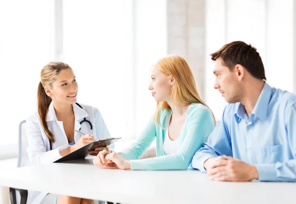 Médecin avec patients dans le cabinet — Photo