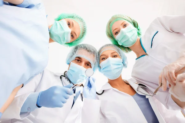 Groupe de médecins en salle d'opération — Photo