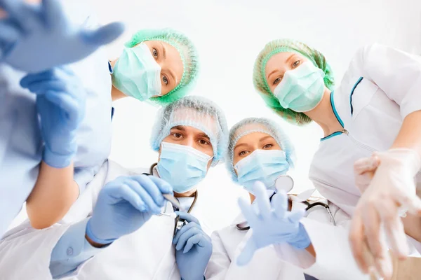 Doktor ameliyathane içinde grup — Stok fotoğraf