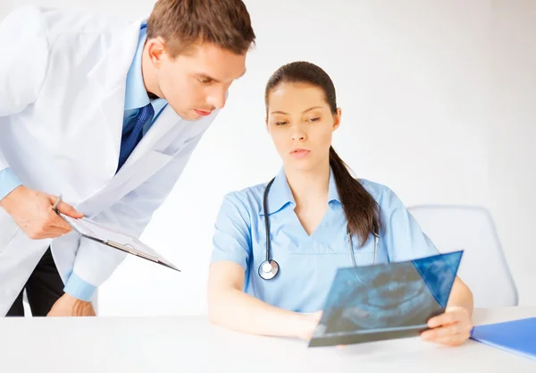 Dos trabajadores médicos mirando rayos X — Foto de Stock