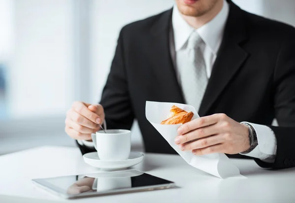 Homem com tablet pc e xícara de café — Fotografia de Stock