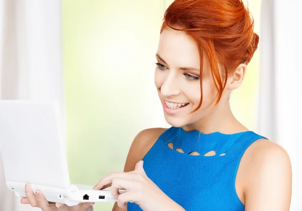 Mujer sonriente con ordenador portátil — Foto de Stock