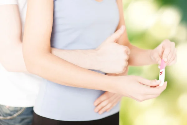 Femme et homme mains avec test de grossesse — Photo