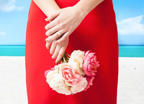 Frauenhände mit Blumen und Ring — Stockfoto