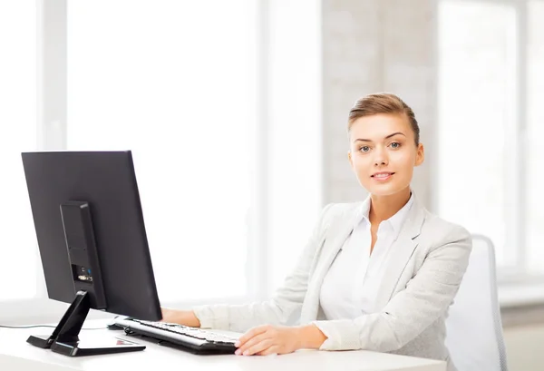 Geschäftsfrau mit Computer im Büro — Stockfoto