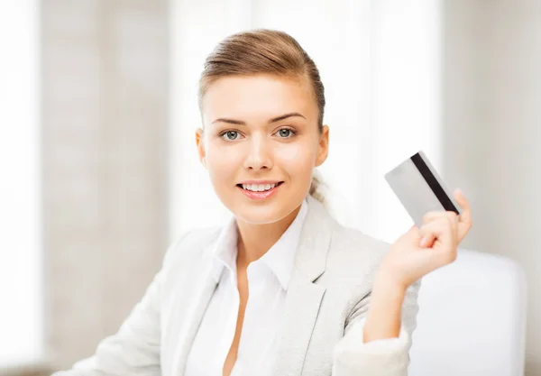 Empresária sorridente mostrando cartão de crédito — Fotografia de Stock