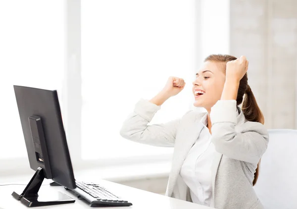 Femme d'affaires avec ordinateur au bureau — Photo