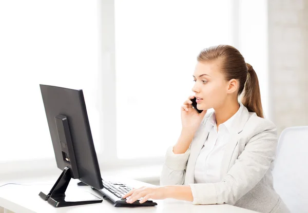 Affärskvinna med smartphone i office — Stockfoto