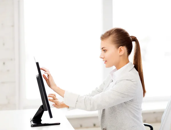 Mujer de negocios sonriente con pantalla táctil en la oficina —  Fotos de Stock