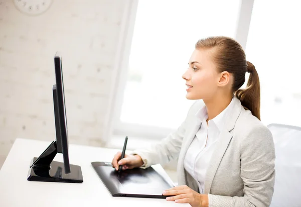 Affärskvinna med ritning tablet i office — Stockfoto