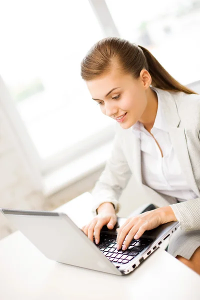 Femme d'affaires avec ordinateur portable au bureau — Photo