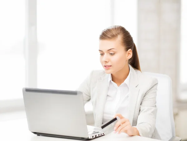 Kobieta z laptopa za pomocą karty kredytowej — Zdjęcie stockowe
