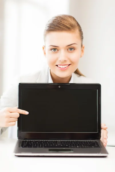 Zakenvrouw met laptop op kantoor — Stockfoto