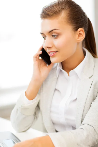 Geschäftsfrau mit Smartphone im Büro — Stockfoto