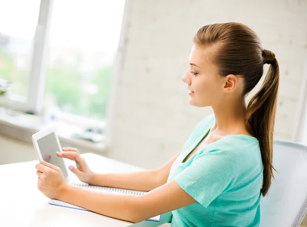 Atraktivní studentka pomocí počítače tablet pc — Stock fotografie