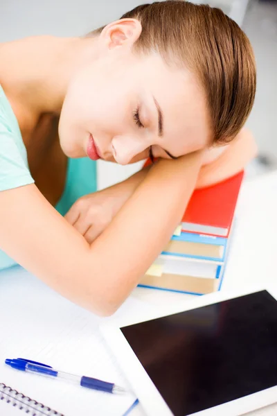 Étudiant fatigué dormant en stock de livres — Photo