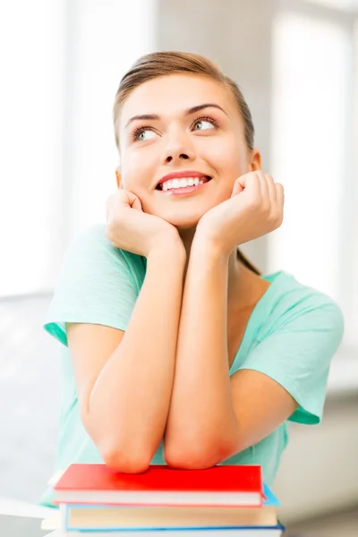 Felice sorridente studentessa con libri — Foto Stock