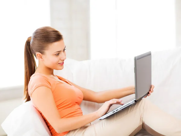 Mulher feliz usando laptop em casa — Fotografia de Stock