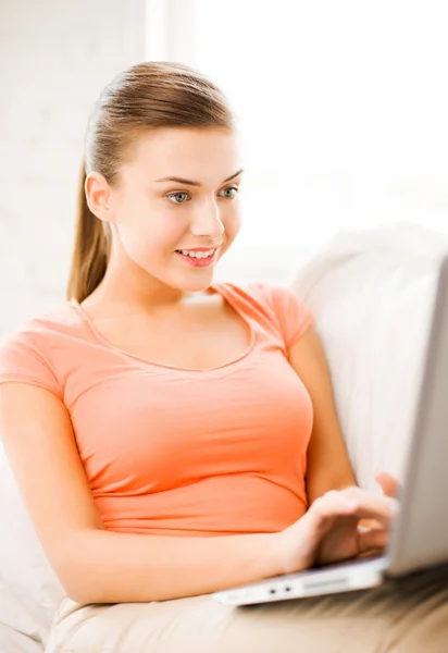 Lycklig kvinna som använder laptop hemma — Stockfoto
