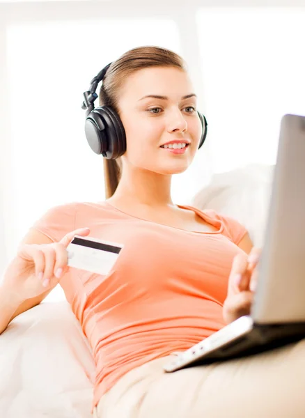 Mujer con auriculares — Foto de Stock