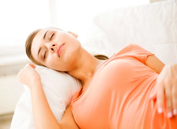 Mujer durmiendo en el sofá en casa —  Fotos de Stock