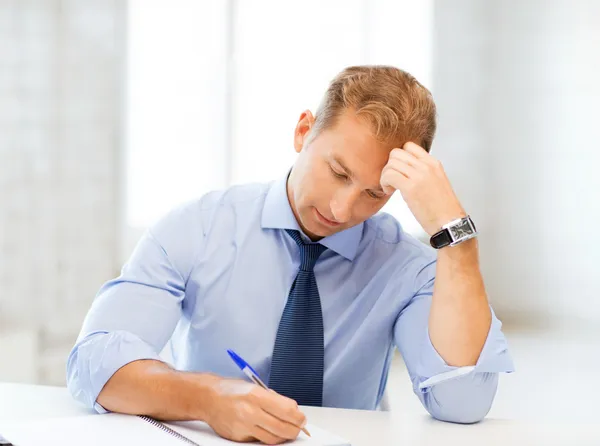 Zakenman schrijven in notebook — Stockfoto