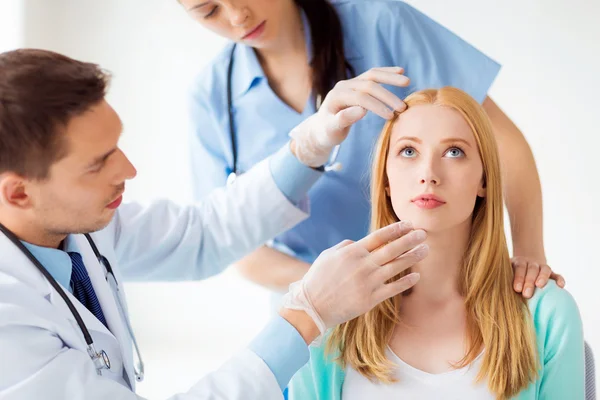 Männlicher plastischer Chirurg mit Patient — Stockfoto