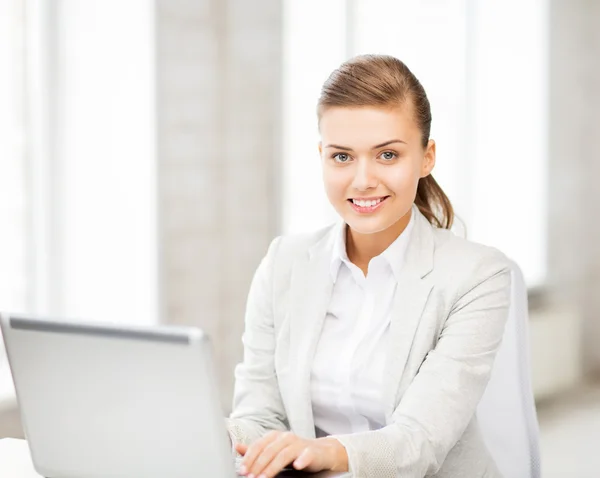 Empresaria con laptop en oficina — Foto de Stock