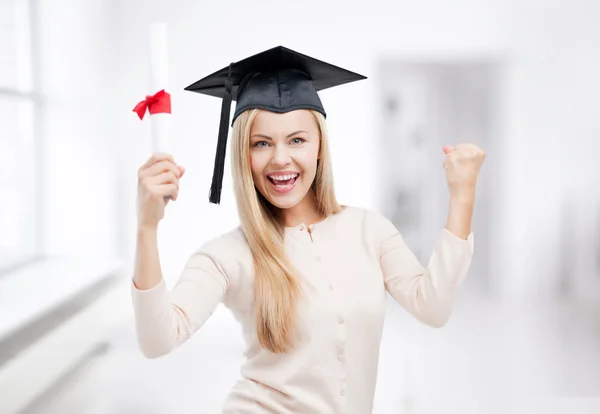 Estudiante en gorra de graduación con certificado — Foto de Stock