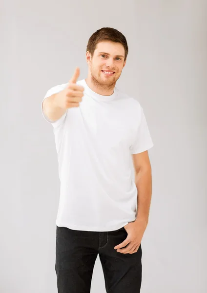 Homem mostrando polegares para cima — Fotografia de Stock