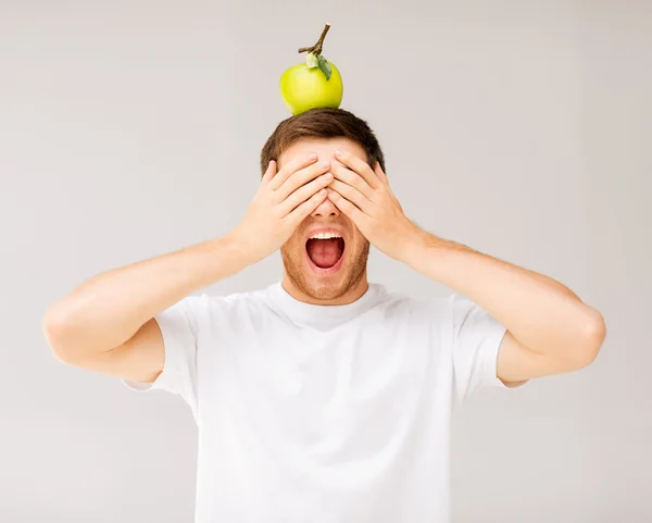 Hombre con manzana verde en la cabeza — Foto de Stock