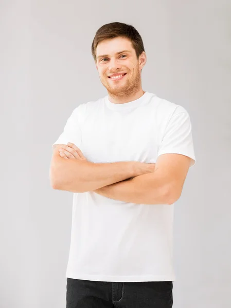 Hombre sonriente en camiseta blanca en blanco —  Fotos de Stock