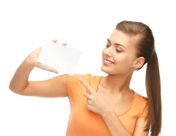 Mulher sorridente apontando para o cartão branco em branco — Fotografia de Stock