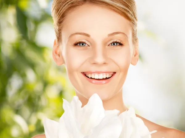 Härlig kvinna med lily flower — Stockfoto