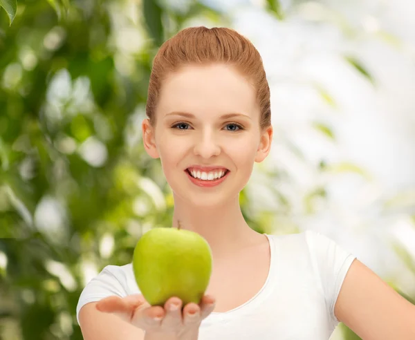 Ung vacker kvinna med grönt äpple — Stockfoto