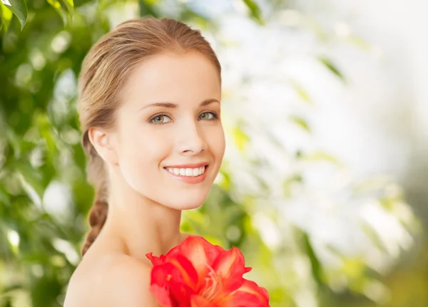 붉은 백합 꽃과 아름 다운 여자 — 스톡 사진