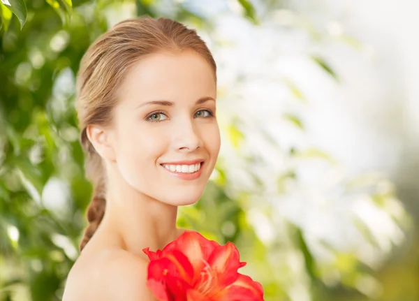 Mulher bonita com flor de lírio vermelho — Fotografia de Stock